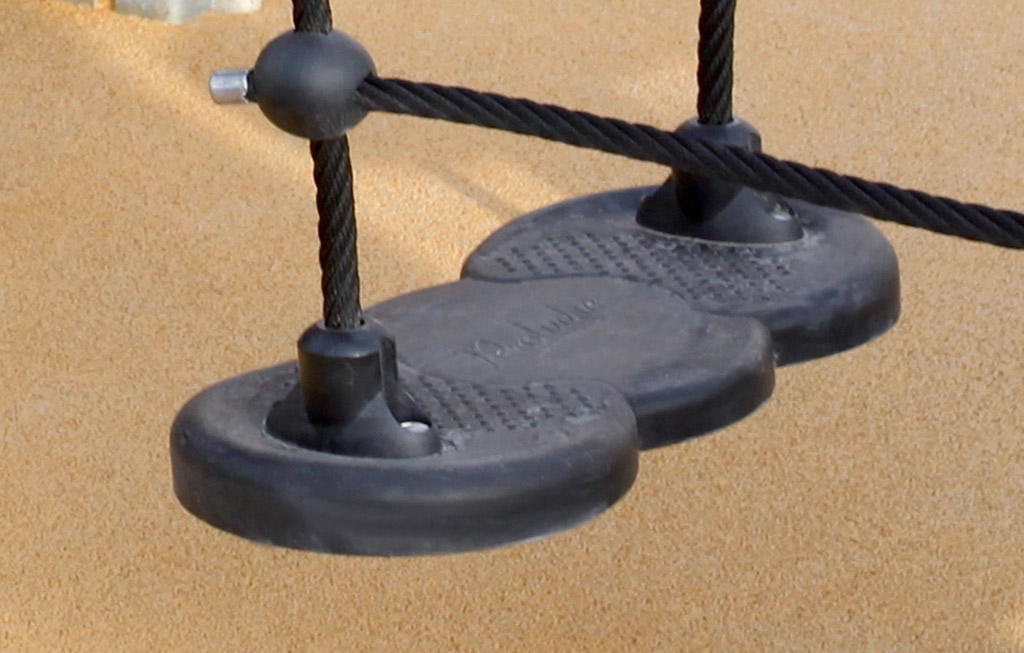 De flexibele treden van de zwevende loopbrug