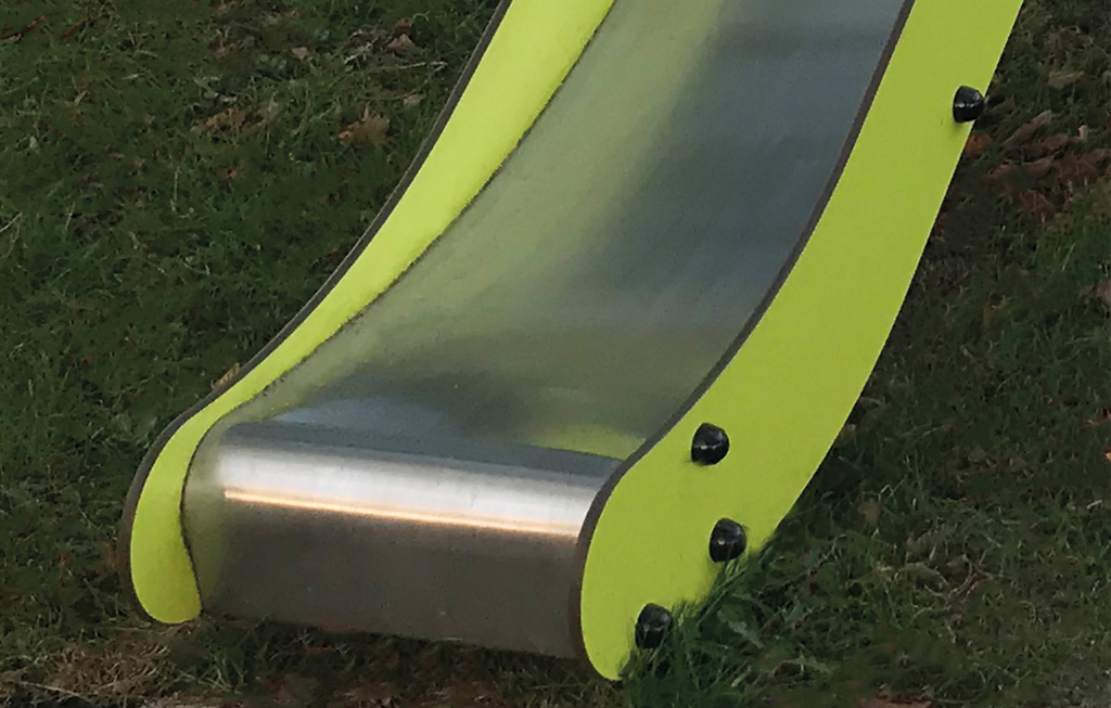 De glijgoten van de glijbanen