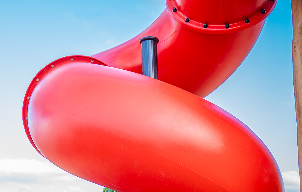 De buisvormige glijbaan