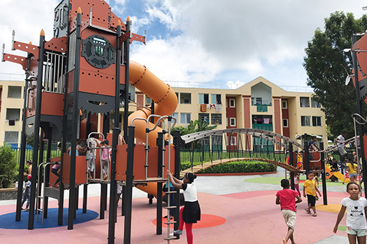 Twee torens J47102-P speeltoestellen gethematiseerde speelcombinaties metropolis afbeelding foto