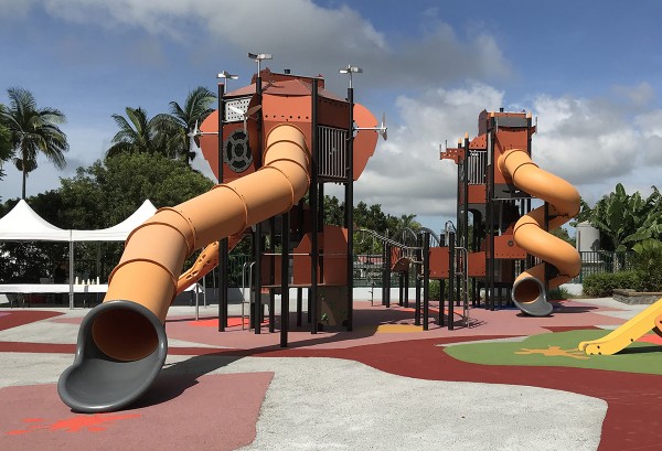 Twee torens J47102-P speeltoestellen gethematiseerde speelcombinaties metropolis afbeelding foto