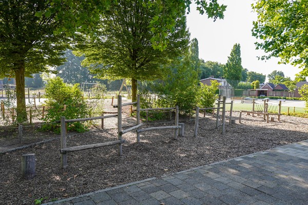 J4945 speeltoestellen duurzaam natuurlijk houten speeltoestellen klim- en evenwichtsparcours afbeelding foto