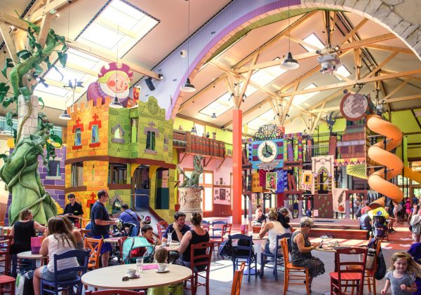 Een sprookjesachtige binnenspeeltuin voor Center Parcs in Bois aux Daims (Frankrijk)