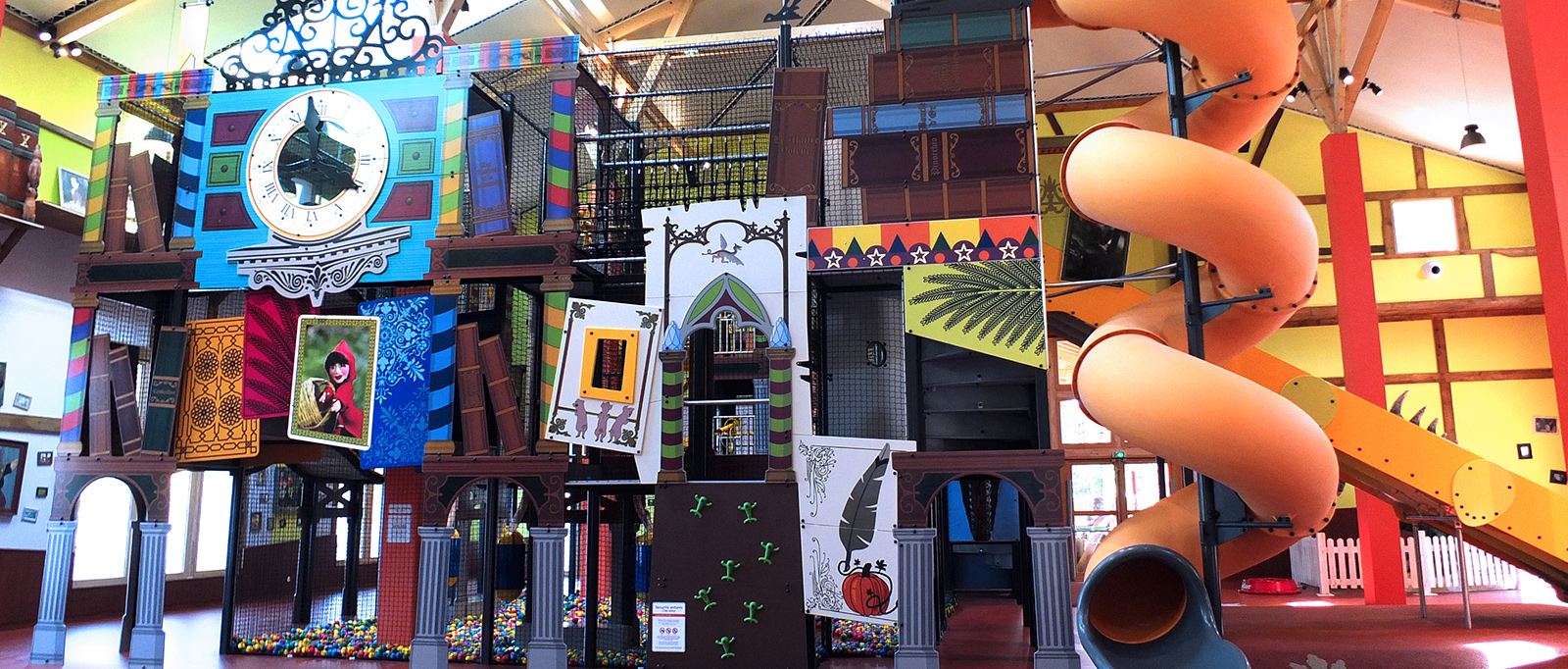 Een sprookjesachtige binnenspeeltuin voor Center Parcs in Bois aux Daims (Frankrijk)