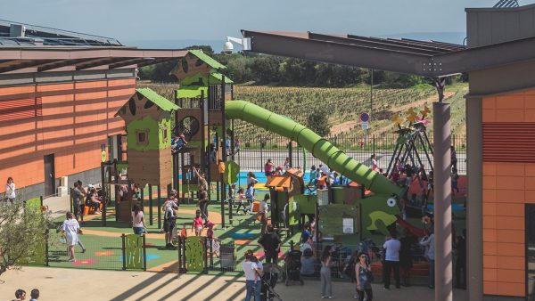Een prachtige speeltuin voor het winkelcentrum van Orange-Les-Vignes (Frankrijk)