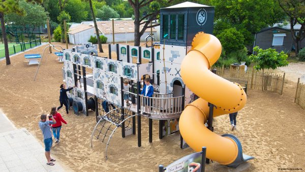 Een unieke structuur die hulde brengt aan Fort Boyard (Frankrijk)