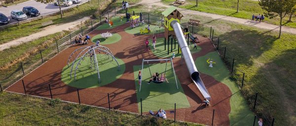 Een speeltuin op maat met de natuur als thema in Lattes