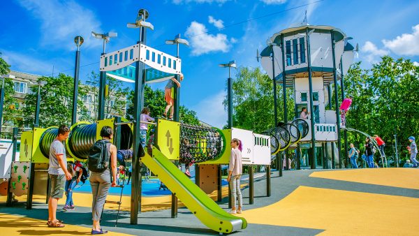 Een speeltuin op maat met het thema de luchthaven in Riga (Letland)