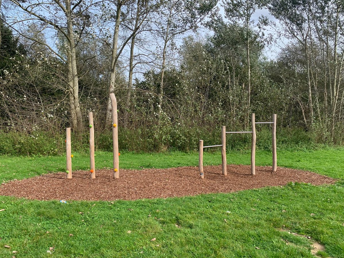 Duikelrek en klimpalen in speeltuin Bocht in Affligem
