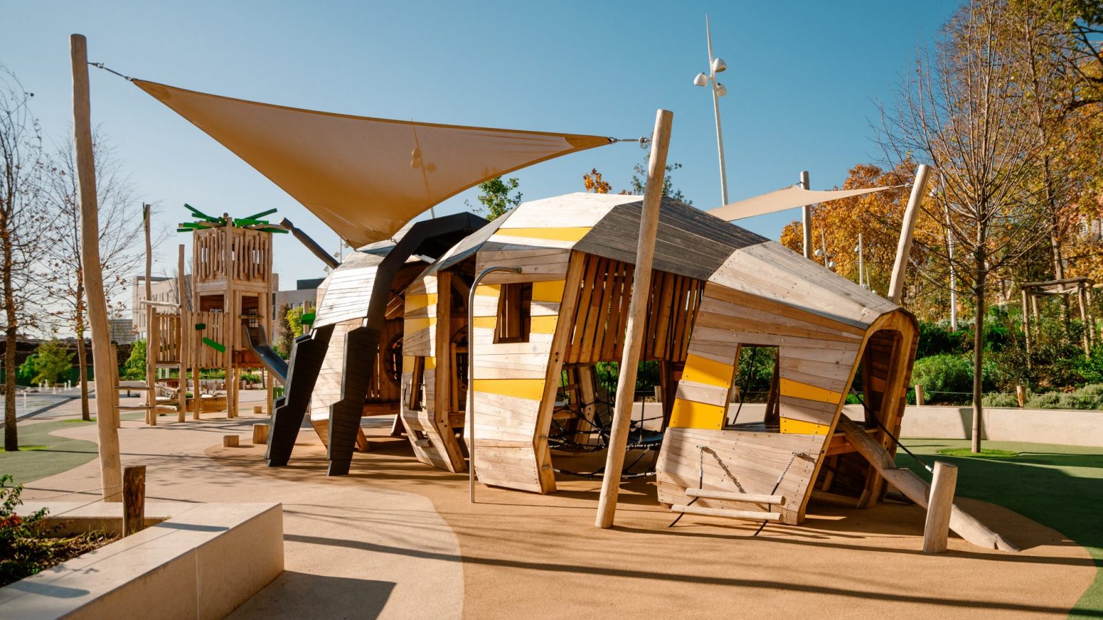 Houten speeltoestellen met karakter