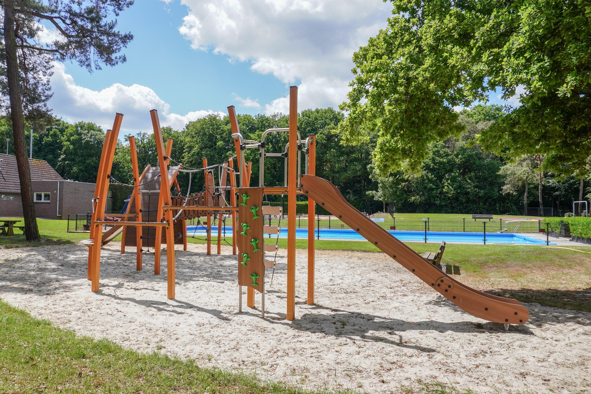 Speelcombinatie Kanopé bij zwembad de broekberg in Wanssum