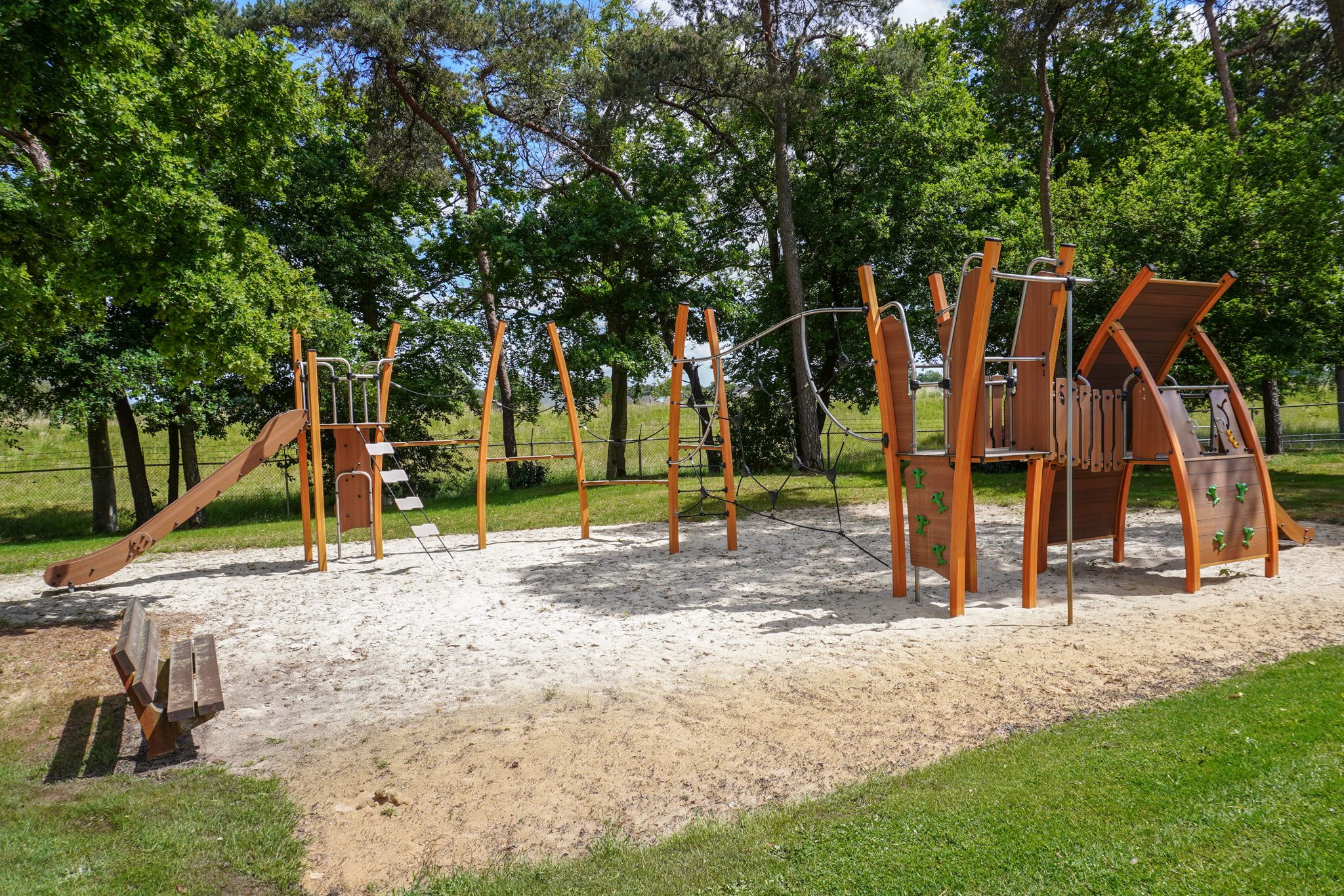 Spelen bij zwembad de broekberg in Wanssum