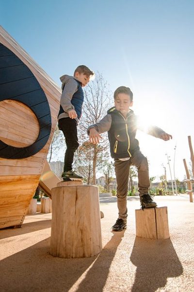 Speeltuin met houten speeltoestellen