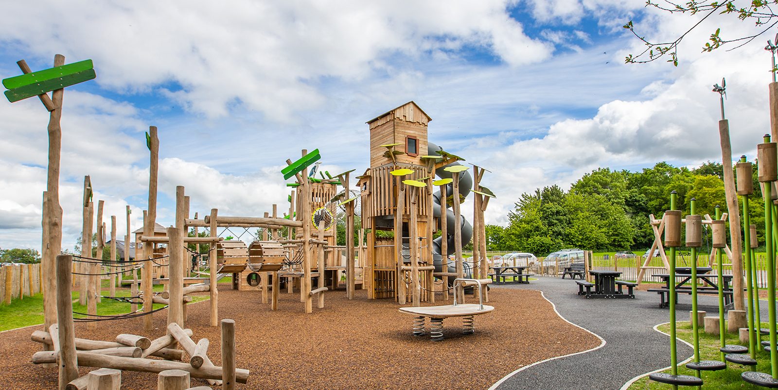 Samenspelen zonder drempels: houten speeltoestellen voor een inclusieve speelomgeving