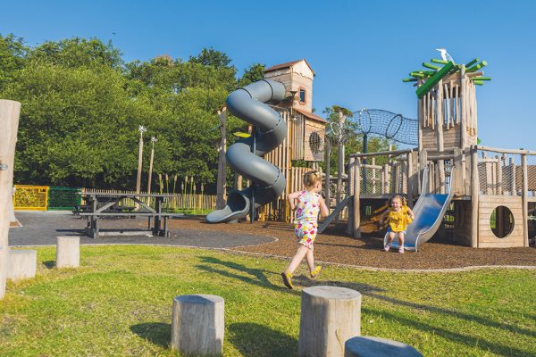Samenspelen zonder drempels: houten speeltoestellen voor een inclusieve speelomgeving