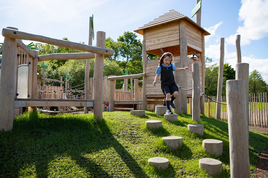 Houten speeltoestellen voor recreatie: duurzaam, onderhoudsarm en een echte trekpleister 