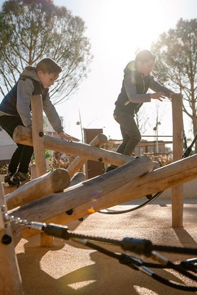 Spelende kinderen op houten speeltoestellen