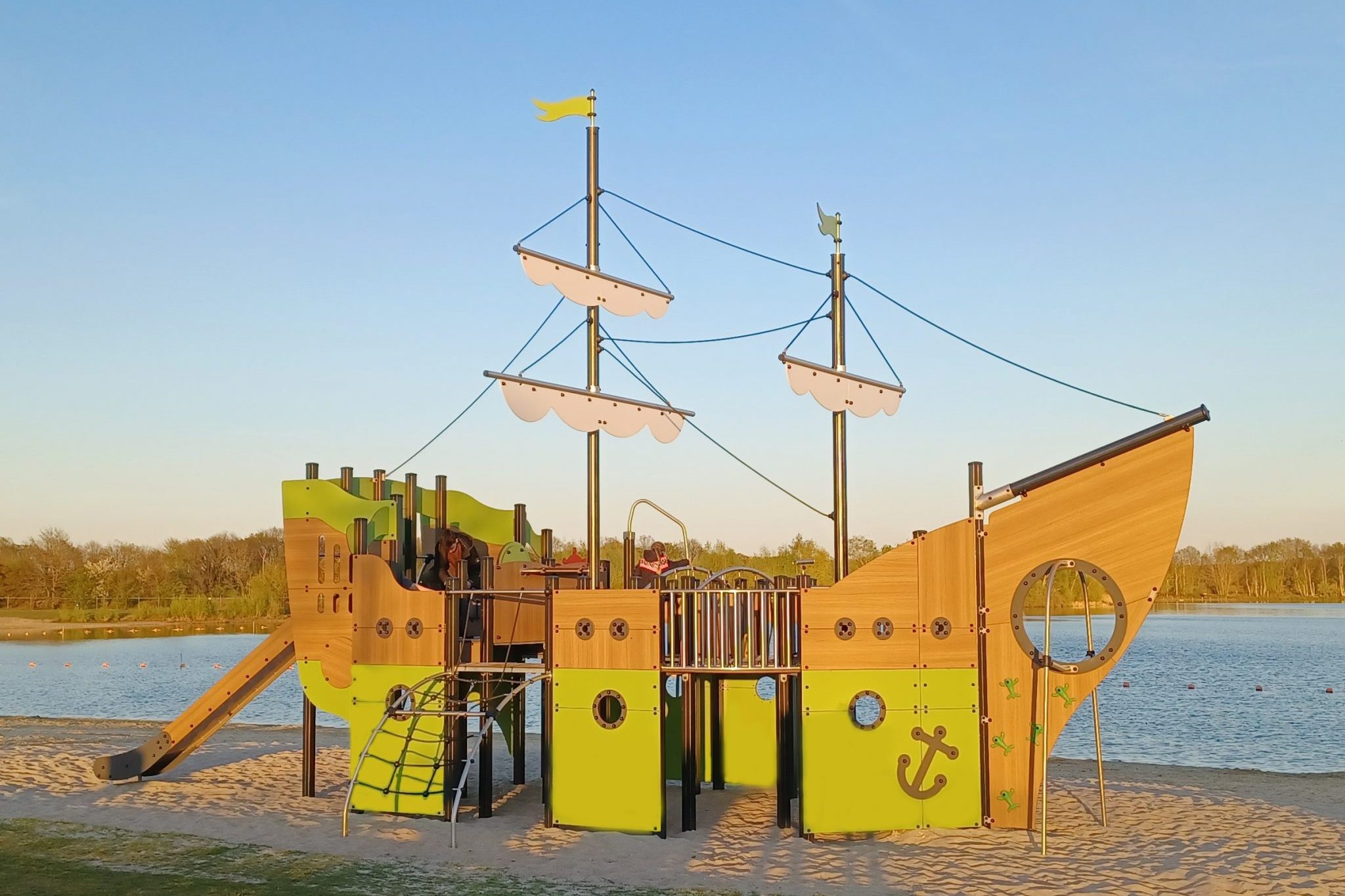 Groot professioneel speeltoestel in de vorm van een piratenschip op strand