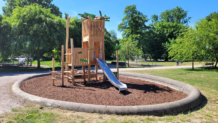 Houten speeltoestellen die esthetiek en spel samenbrengen