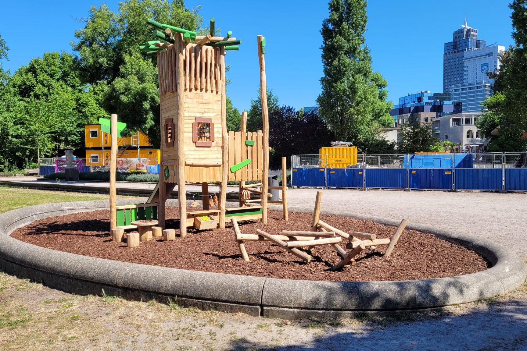 Houten speelkasteel met klimonderdelen. Dit zijn professionele speeltoestellen in stadsspeeltuin