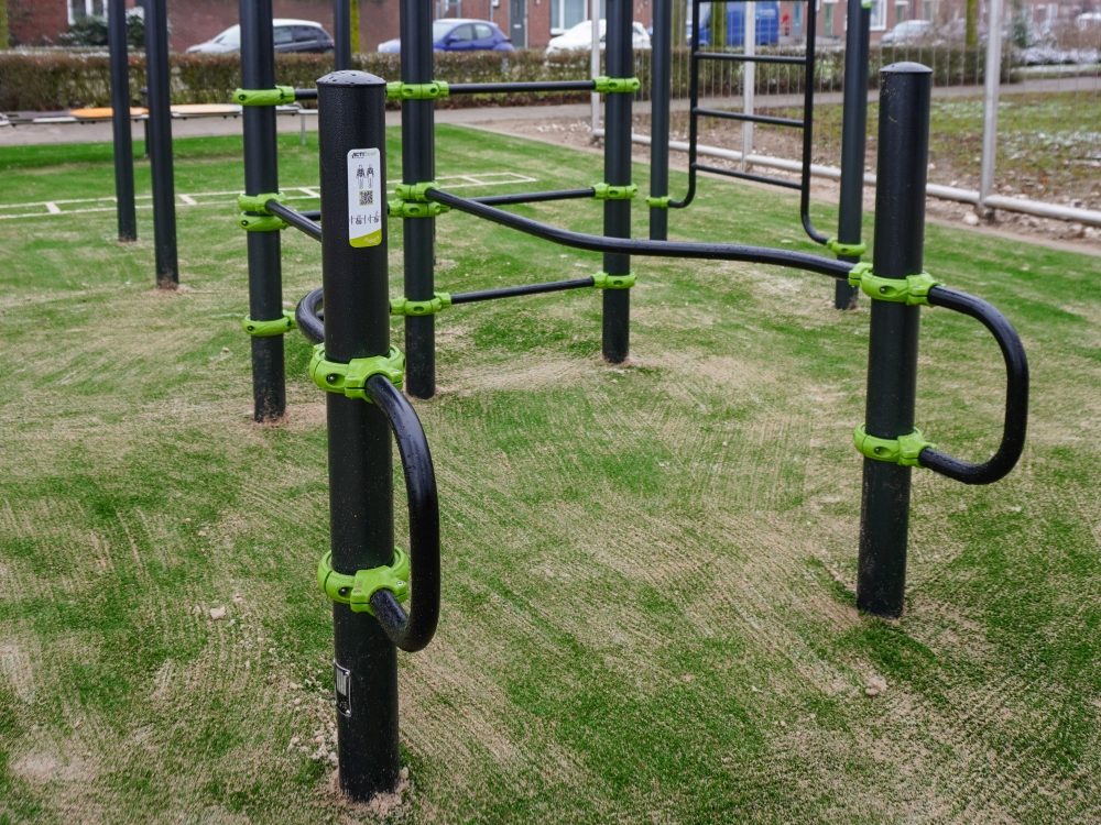 Aangepaste inclusieve bars bij de sportplek van Montgomeryplein in Helmond
