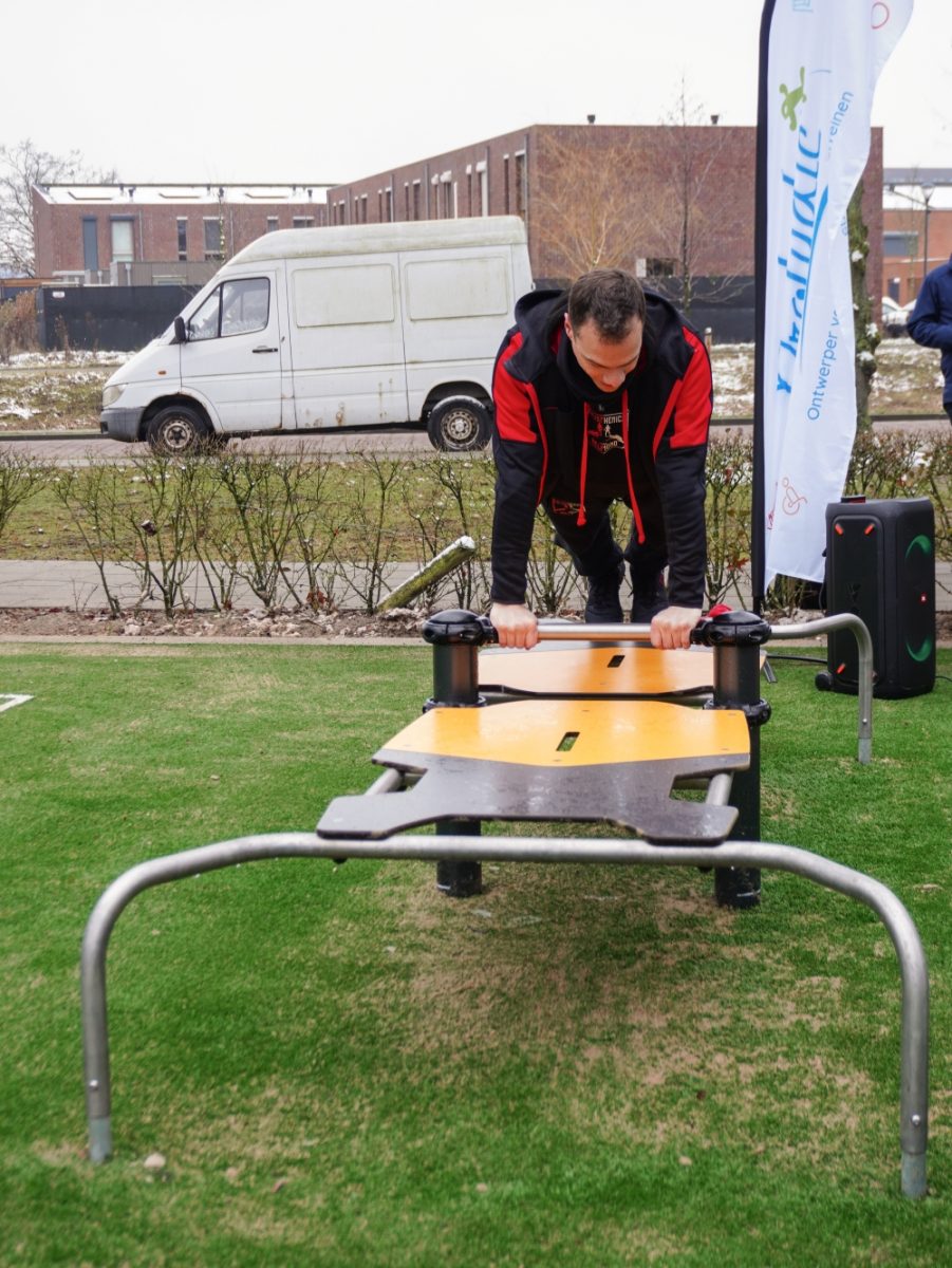 een man sport bij Montgomeryplein Helmond