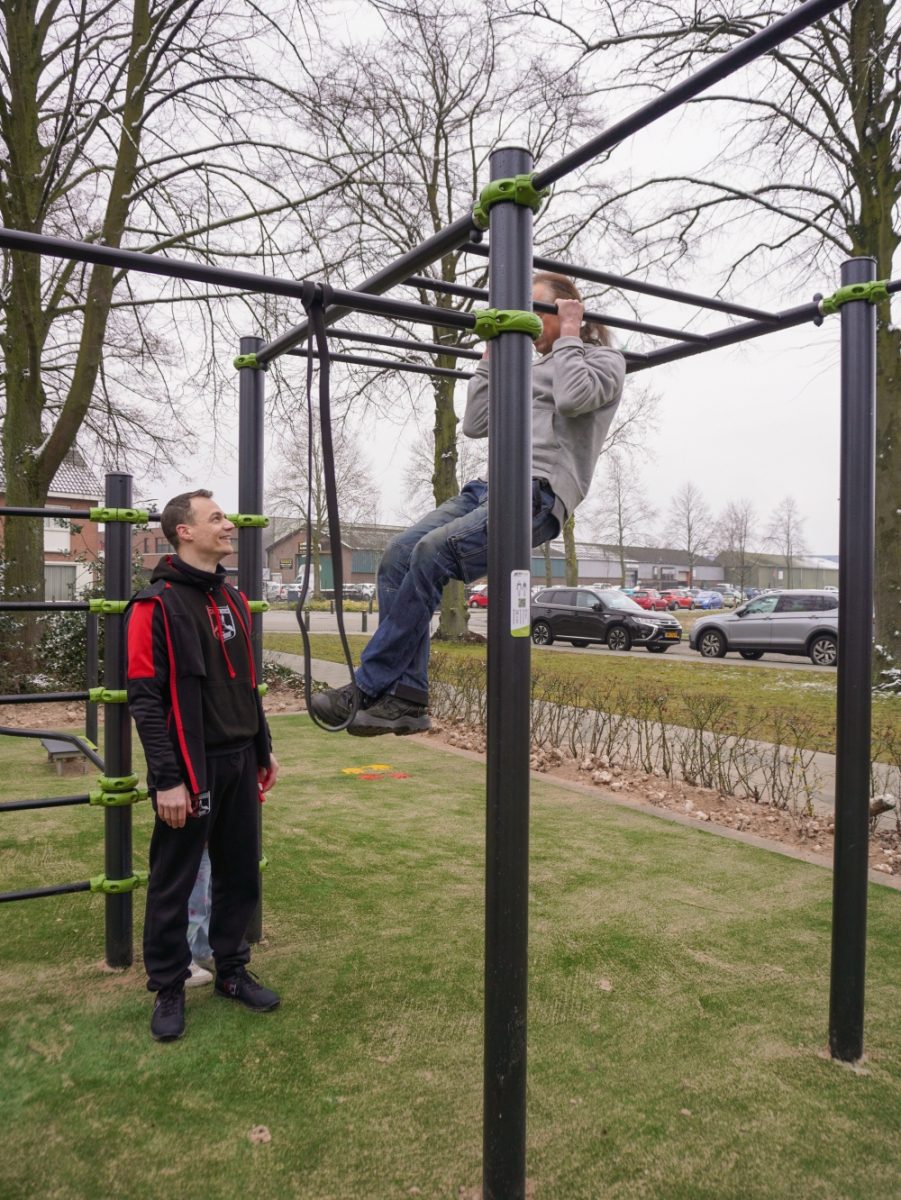 2 mannen sporten bij Montgomeryplein Helmond