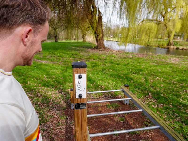 Begeleidingsbordje bij het sporttoestel in het Reyerparc in Ridderkerk