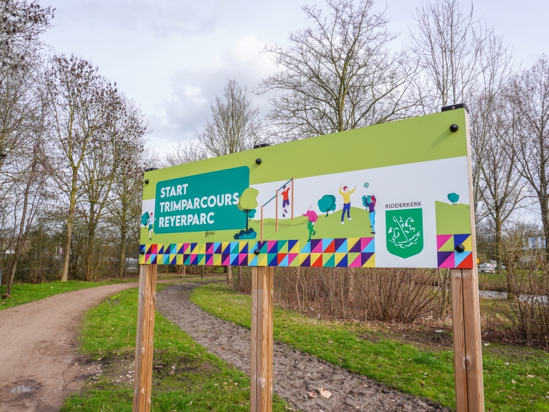 Informatiebord start trimparcours in Reyerparc in Ridderkerk