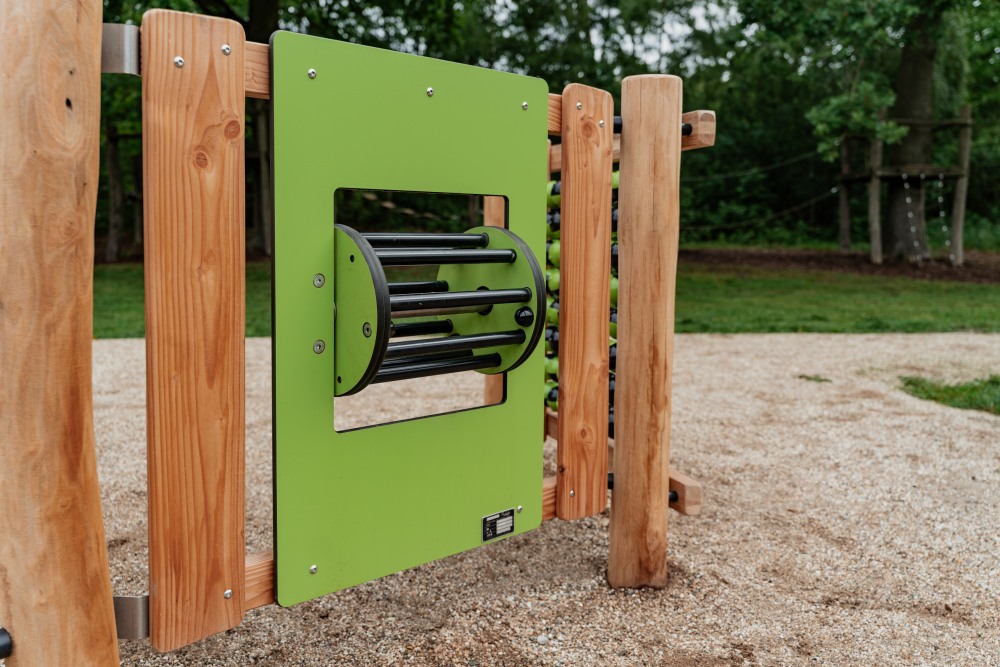 Groen speelpaneel met draaielement op de Groene speelplek in Speelbos Uden