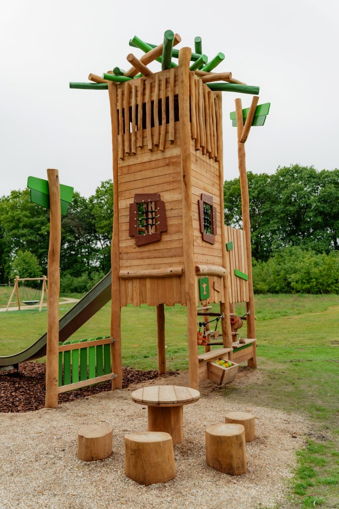 Nesttoren klimstructuur met natuurlijke houten uitstraling in Speelbos Uden