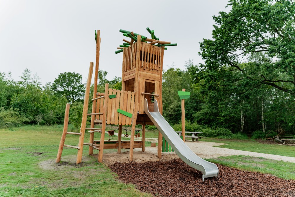 Nesttoren met glijbaan en natuurlijke houten uitstraling in Speelbos Uden