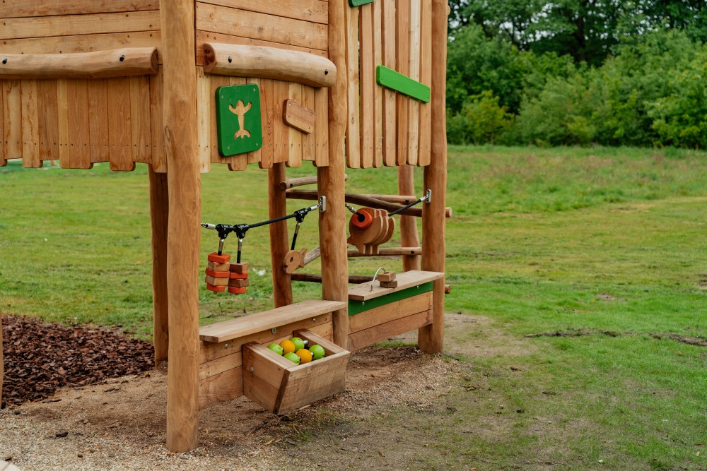 Speelelementen op grondniveau onder de Nesttoren in Speelbos Uden